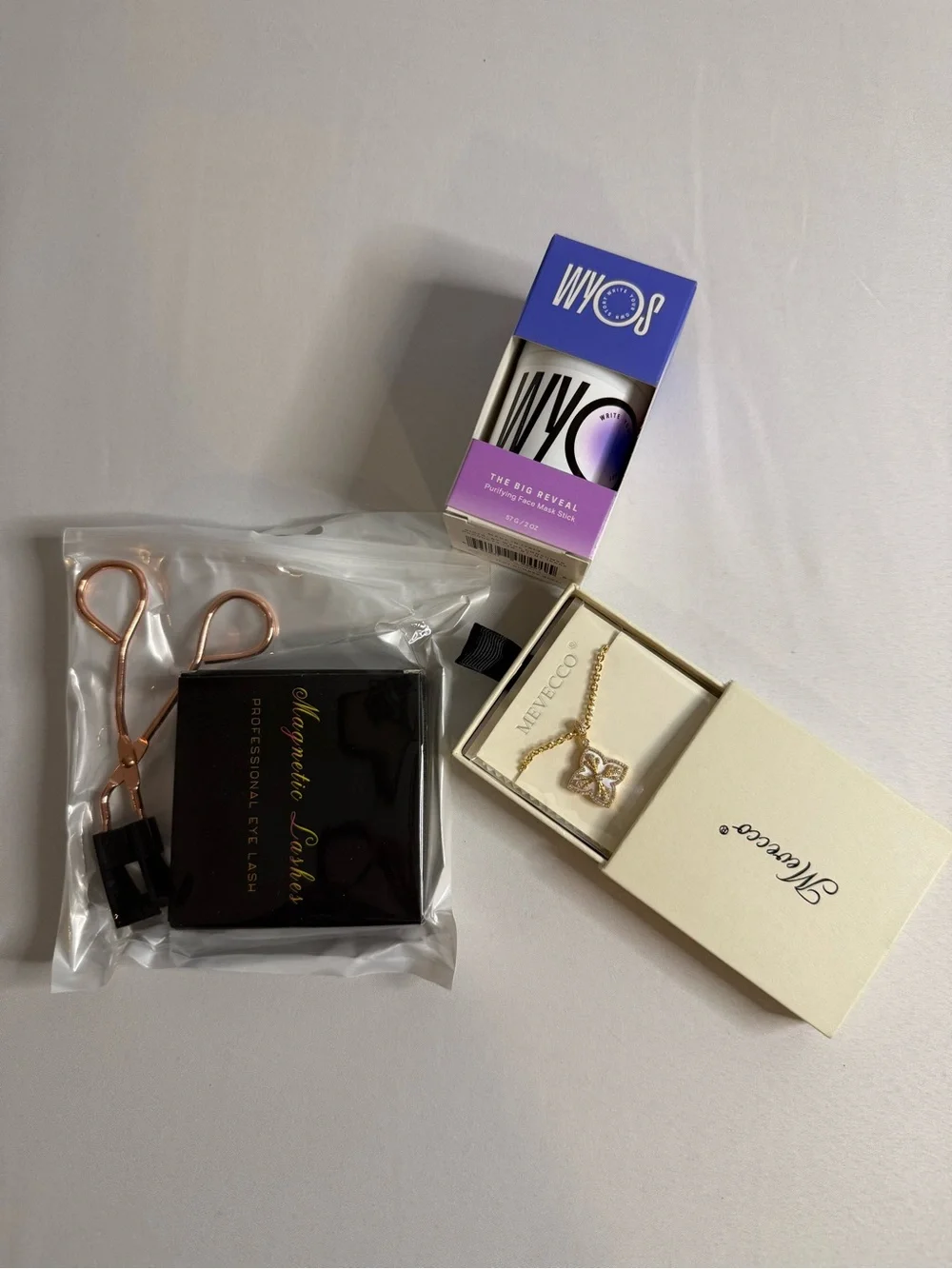Beauty Gift Bundle Magnetic Lashes Face Mask Stick Gold Clover Necklace NWT